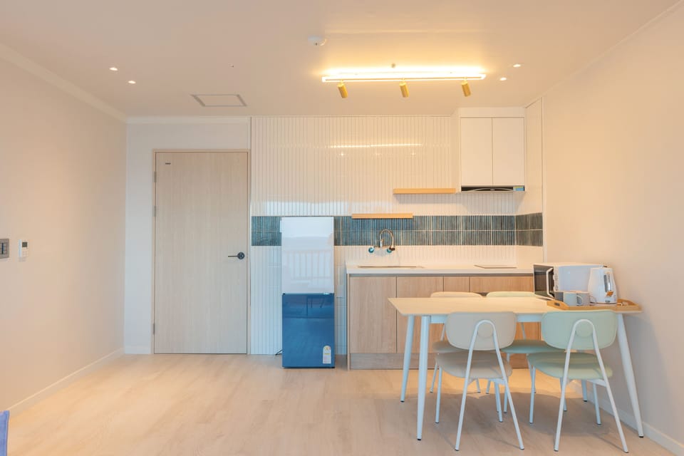 Deluxe Studio | Private kitchen | Fridge, microwave, kitchen islands