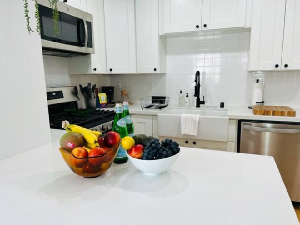 Bright & airy kitchen w/stainless steel appliances