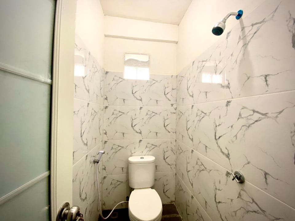 Standard Single Room | Bathroom | Shower, rainfall showerhead, towels