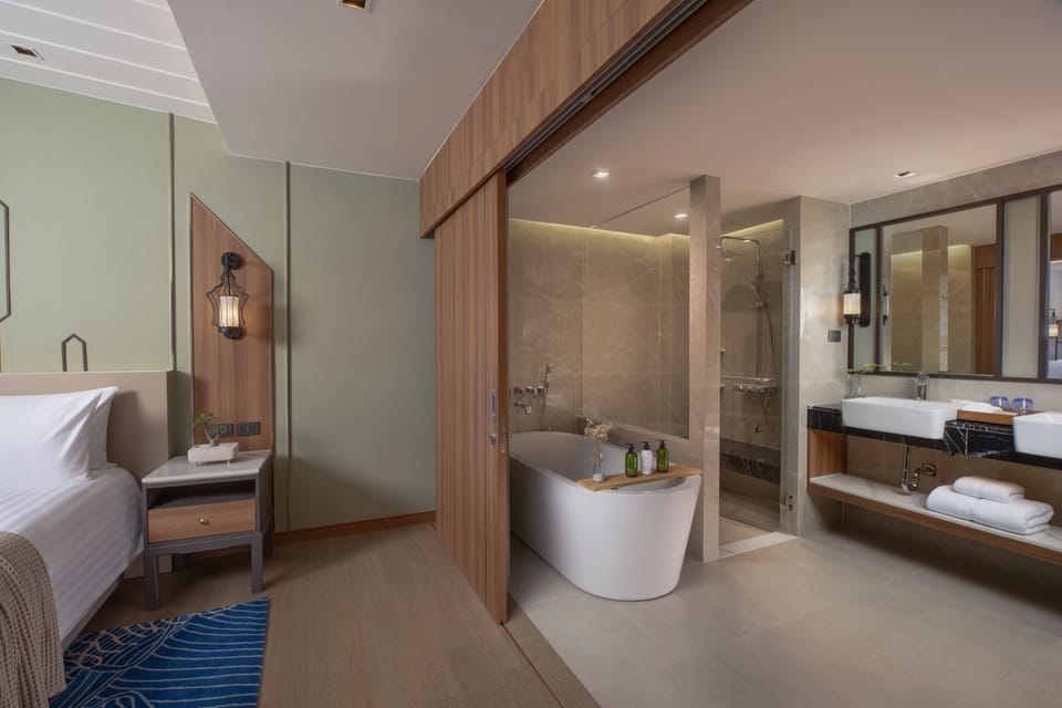 One Bedroom Pool View Suite | Bathroom | Free toiletries, hair dryer, bathrobes, slippers