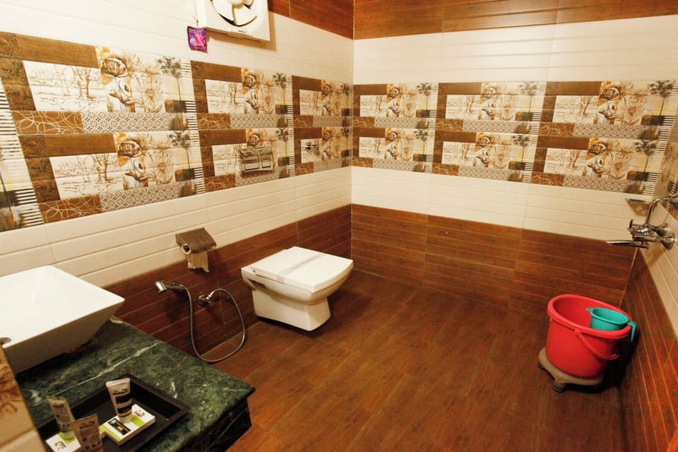 Family Room | Bathroom