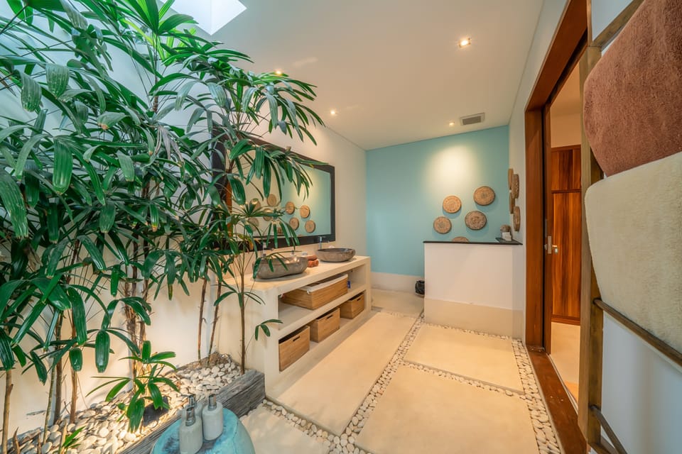 Luxury Villa | Bathroom | Separate tub and shower, hair dryer, towels