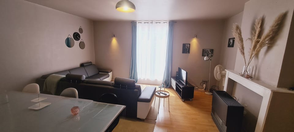 Apartment, 1 Bedroom, Smoking, City View | Living area | Books