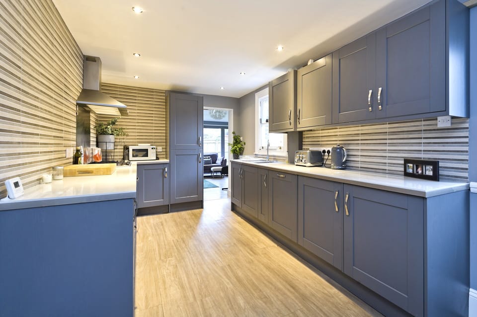 Apartment (2 Bedrooms) | Private kitchen | Fridge, microwave, oven, stovetop