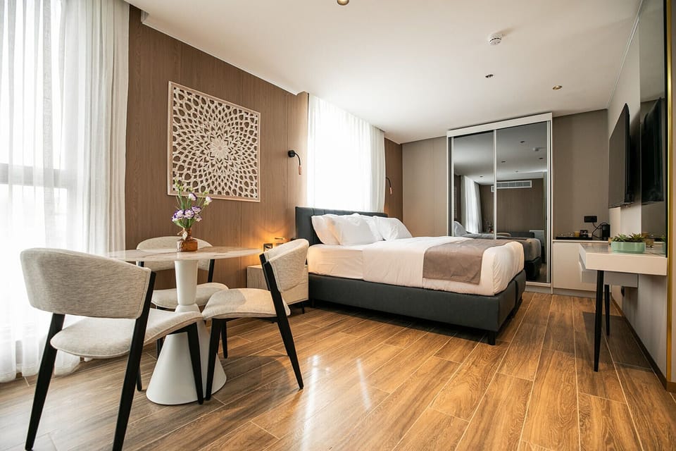 Junior Suite | Iron/ironing board, WiFi (free), bed sheets