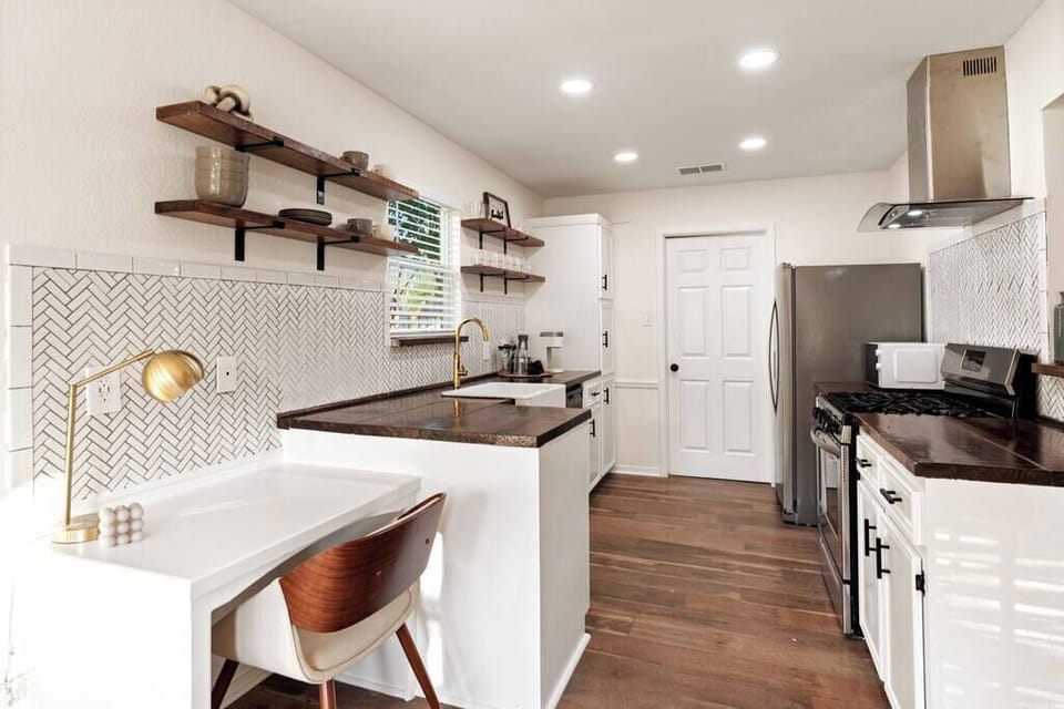 This kitchen is the perfect place for you to cook up a storm. We offer the best amenities and a great cooking experience so that your friends and family can enjoy your culinary skills. 