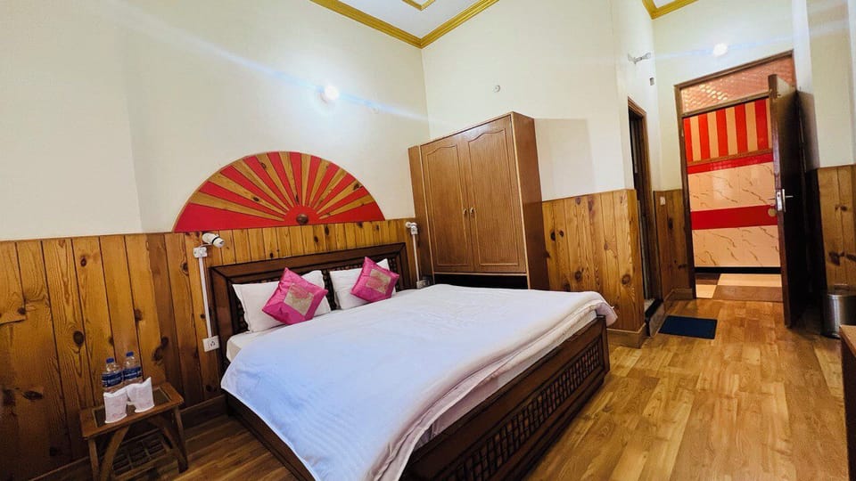 1 bedroom, premium bedding, memory foam beds, desk