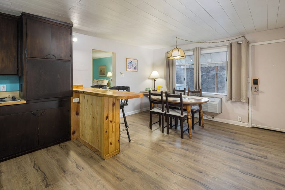 Family Suite | Living area | 32-inch flat-screen TV with cable channels, TV