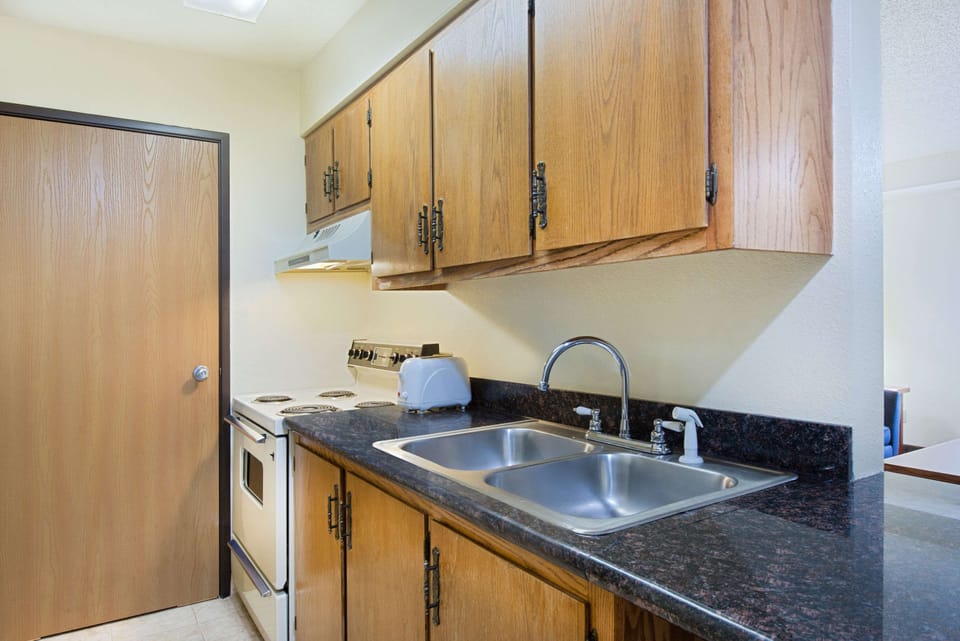 Desk, free cribs/infant beds, free WiFi, bed sheets