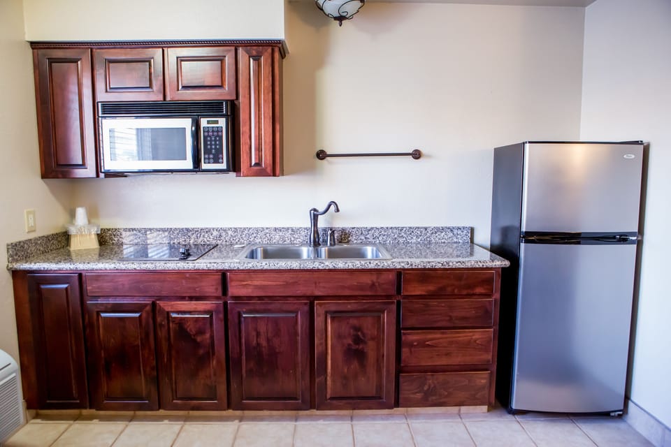 Studio Queen Suite | Private kitchen | Fridge, microwave