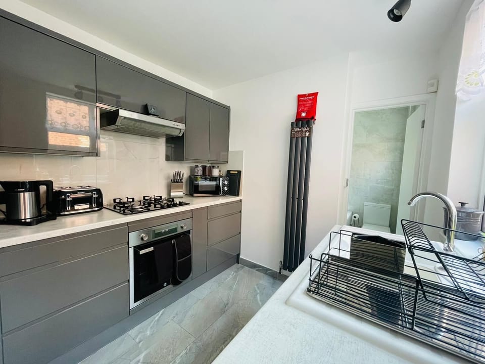 House | Private kitchen | Fridge, microwave, oven, stovetop