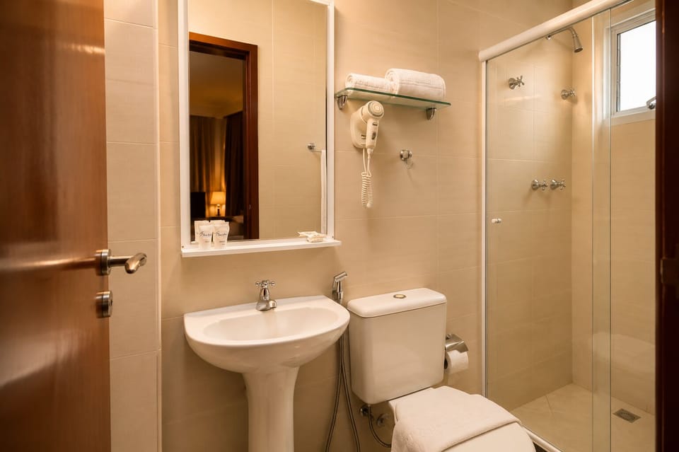 Junior Room | Bathroom | Shower, free toiletries, towels