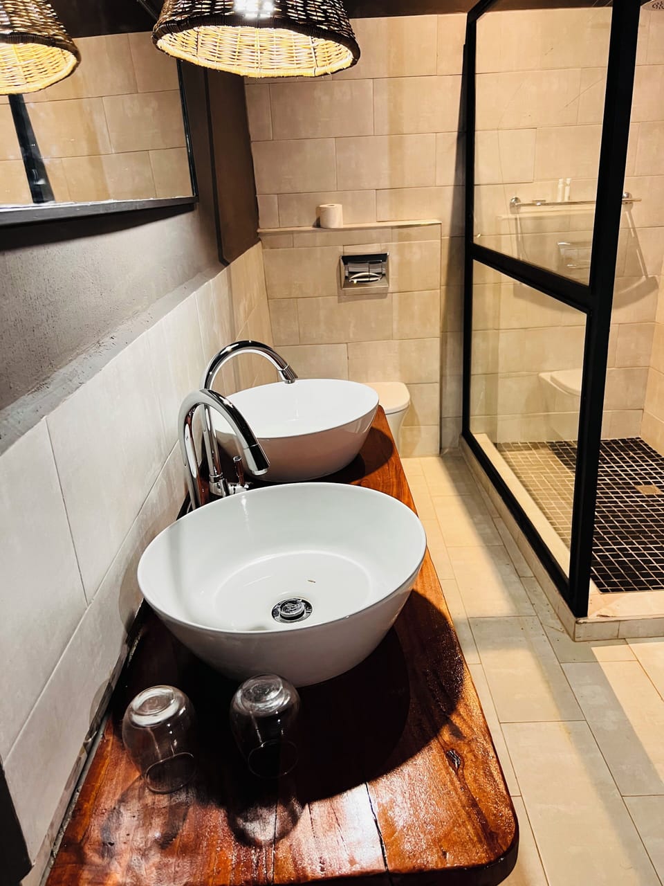 Deluxe Double Room | Bathroom | Separate tub and shower, free toiletries, towels, soap