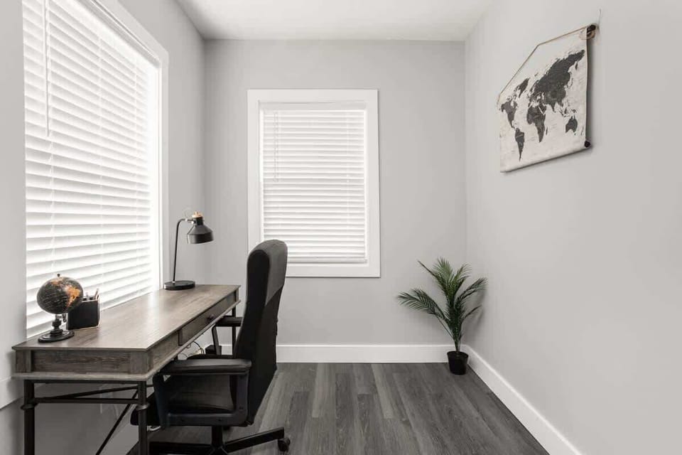 Office: Bright workspace with modern decor, perfect for productivity and creativity!