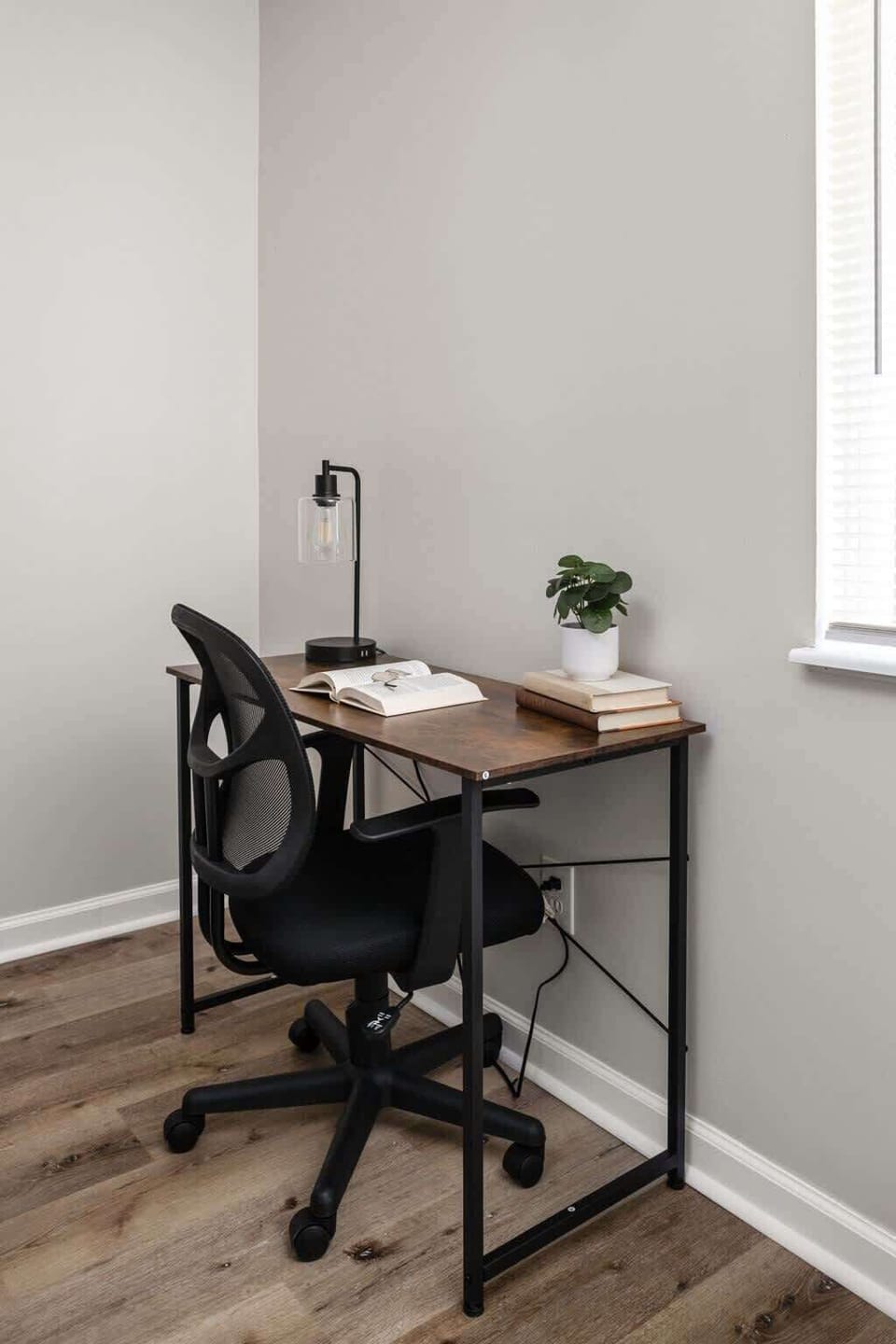 Feel free to make use of the dedicated work table we've prepared for you, ensuring a productive and serene environment. Our comfortable seating is designed to promote relaxation, fostering a peaceful state of mind for enhanced efficiency.