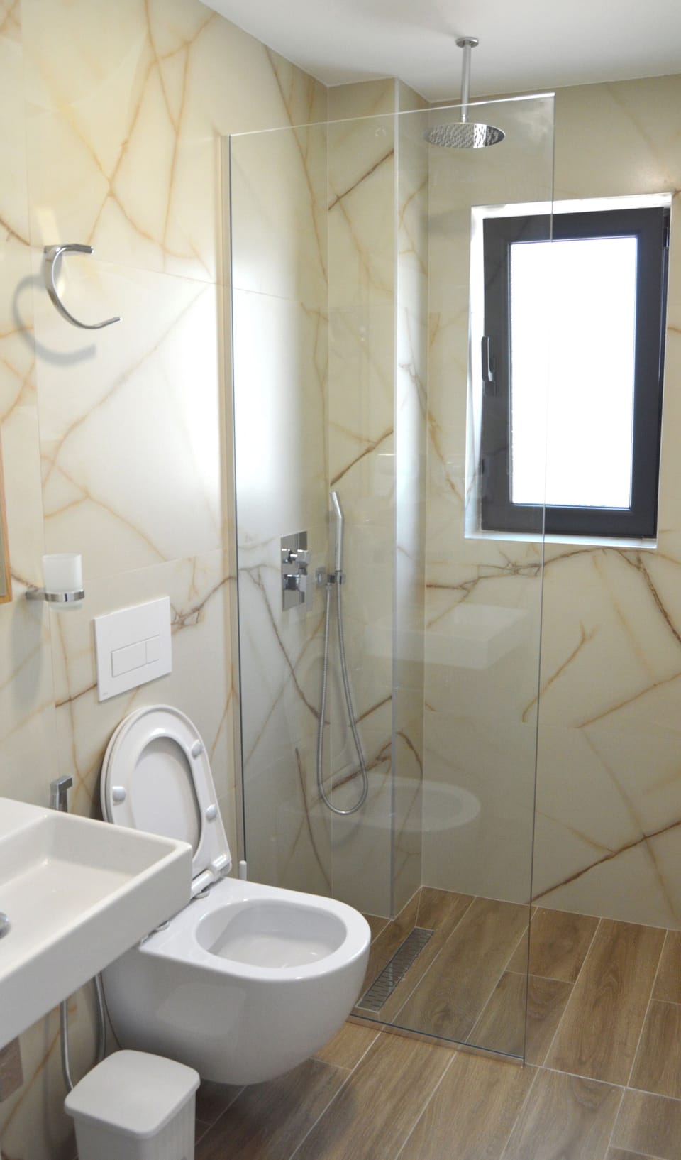 Comfort Studio | Bathroom | Shower, rainfall showerhead, hair dryer, bidet