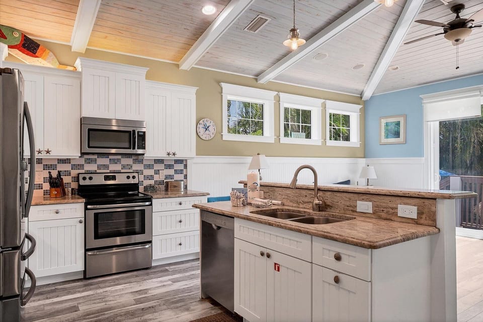 Kitchen Spacious kitchen and island