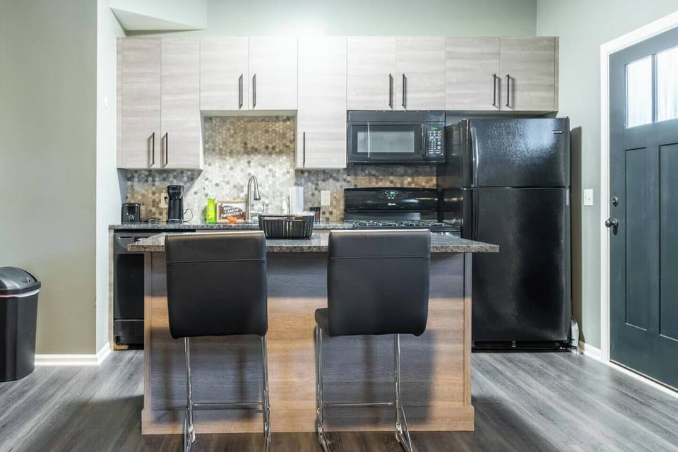 With all the appliances needed to cook up a full 3 course meal or perhaps just a quick snack - eat it up on the kitchen island with dining space for 2