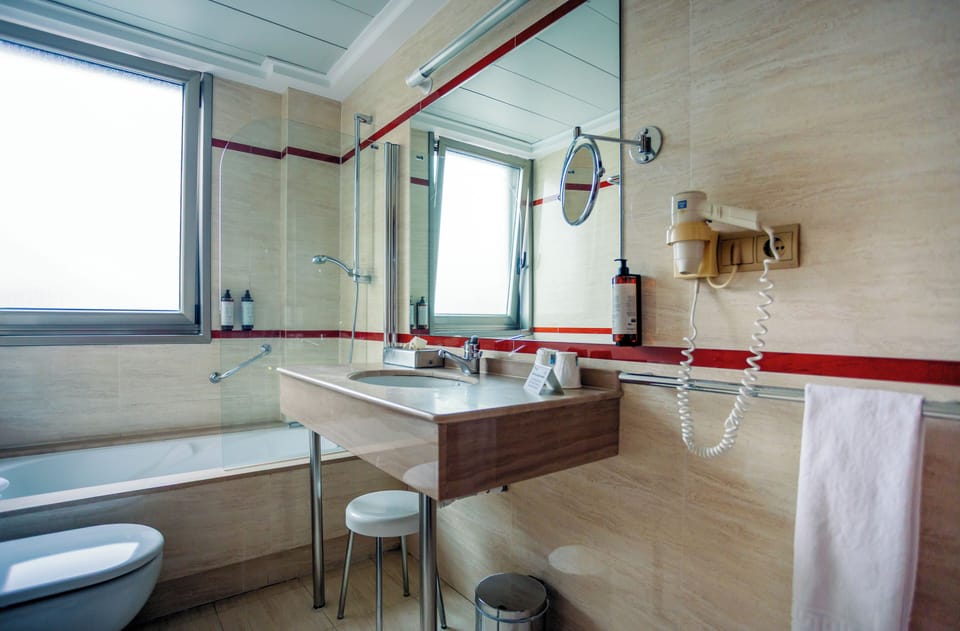 Single Room | Bathroom | Free toiletries, hair dryer, bidet, towels