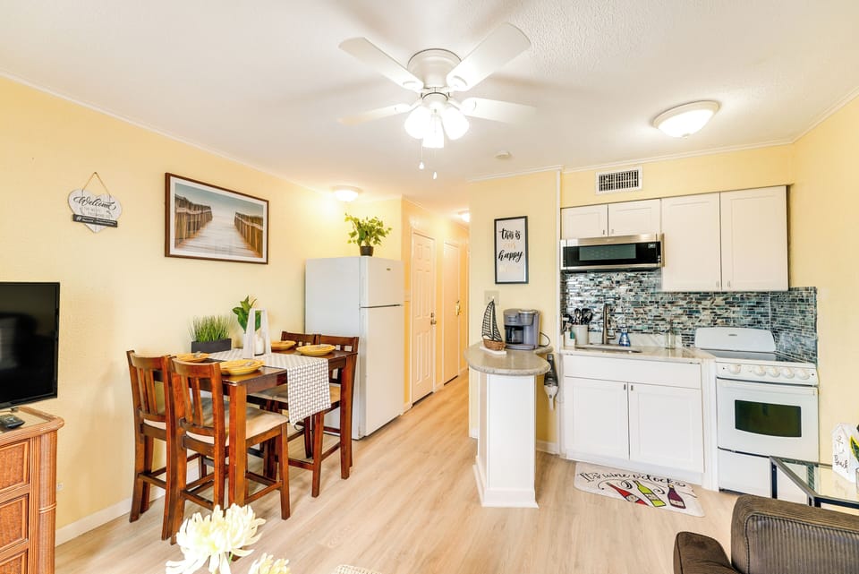 Dining Area & Kitchen | Keurig | Free WiFi | Central A/C