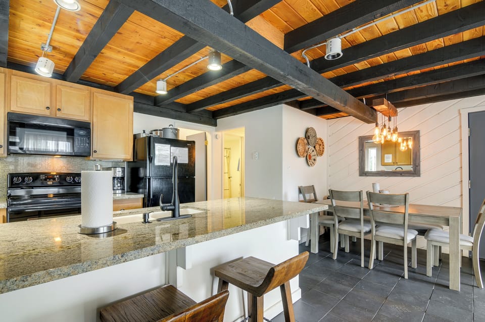 Dining Area | Dishware & Flatware Provided