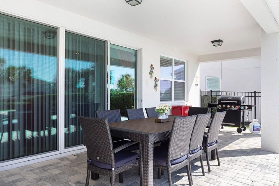 Barbecue Area: spacious area to share a grill, with a cooler for keeping cold drinks and enjoy the pool