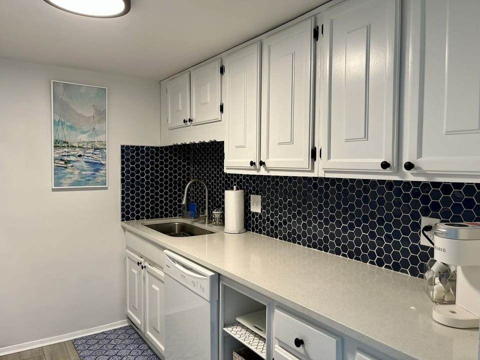 Newly updated kitchen, fully equipped.