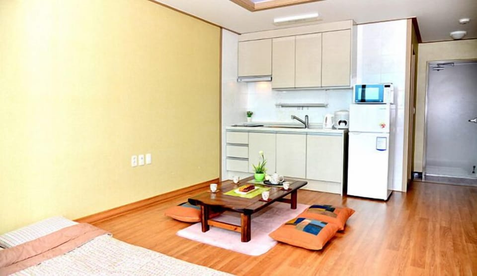 Full-size fridge, microwave, stovetop, coffee/tea maker