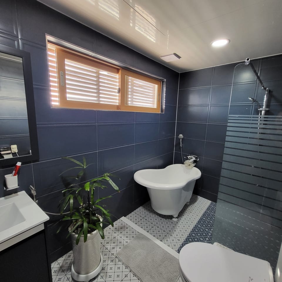 Luxury Double Room, 1 King Bed, Balcony, Ocean View | Bathroom | Free toiletries, hair dryer, slippers, electronic bidet
