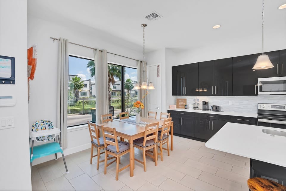 Plenty of space for all guests at dinner time. 