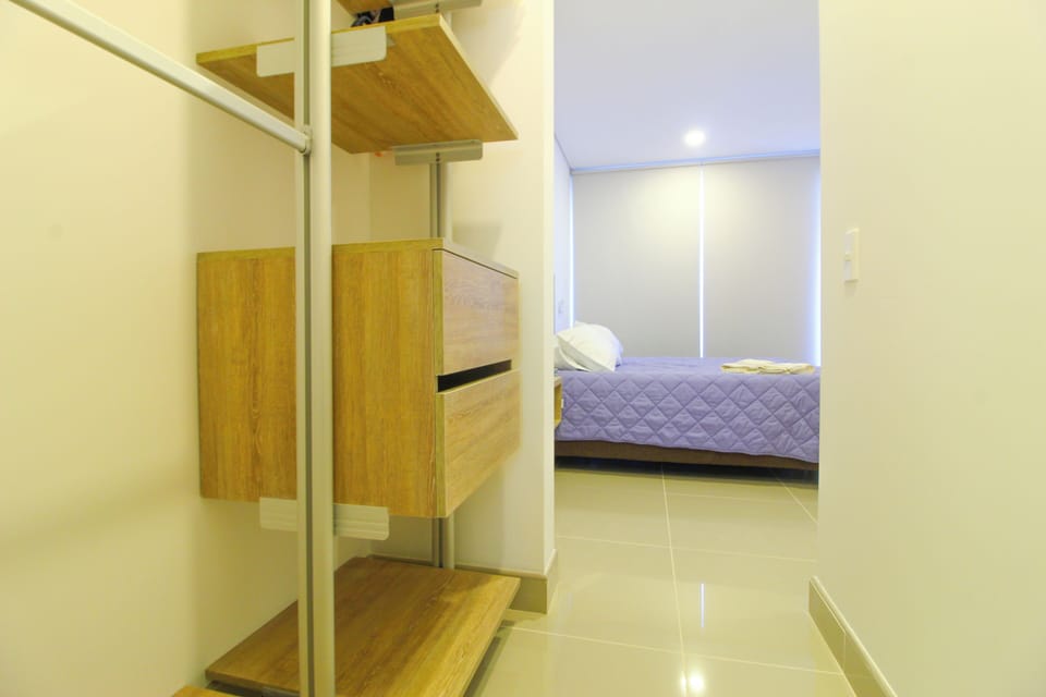 Dormitorio con TV y A/A - Apartamento.