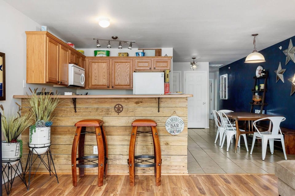 Savor your favorite snacks while perched on a charming wine barrel bench at the open and inviting eat-in kitchen counter.