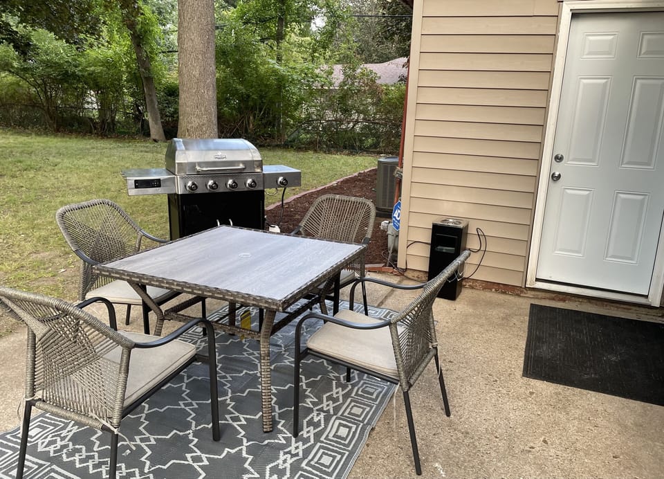 Backyard patio set & Gas grill 
