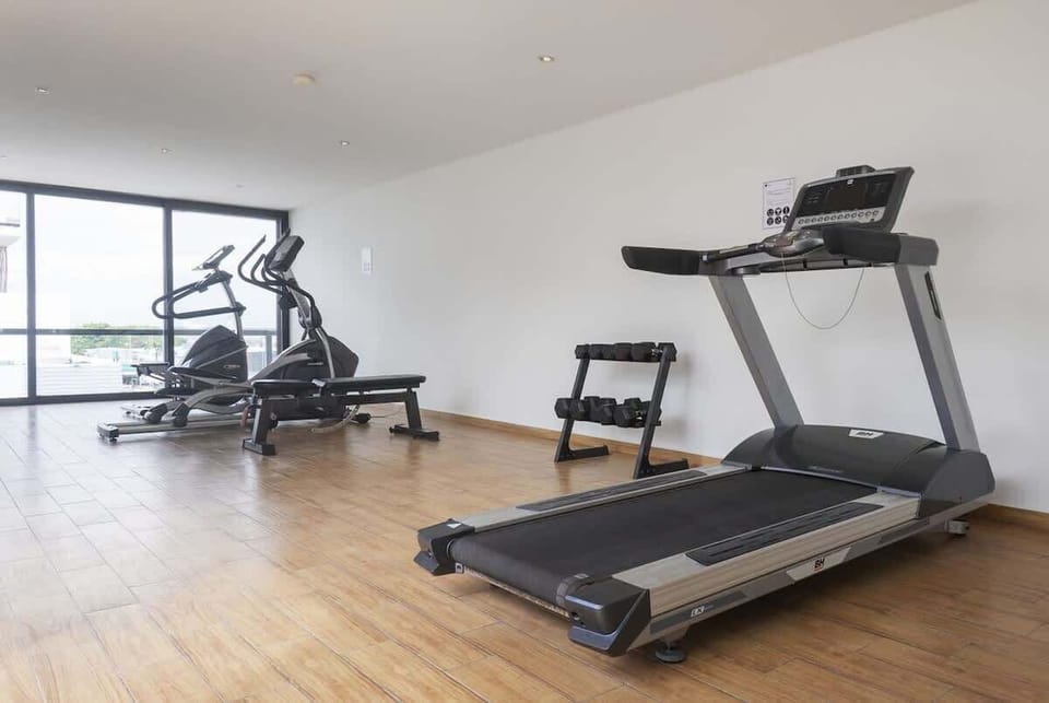 Gimnasio con equipo de cardio