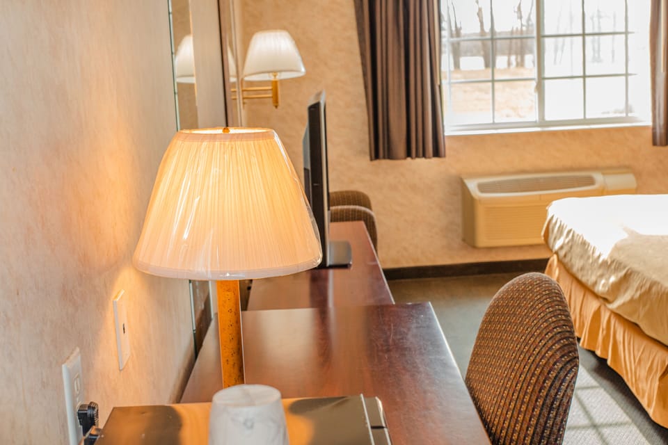 Deluxe Room, 1 King Bed | Desk, iron/ironing board, free WiFi, bed sheets