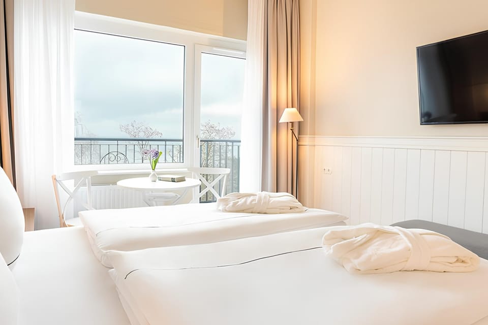 Premium Room, Balcony, Sea View | Hypo-allergenic bedding, in-room safe, blackout drapes, soundproofing