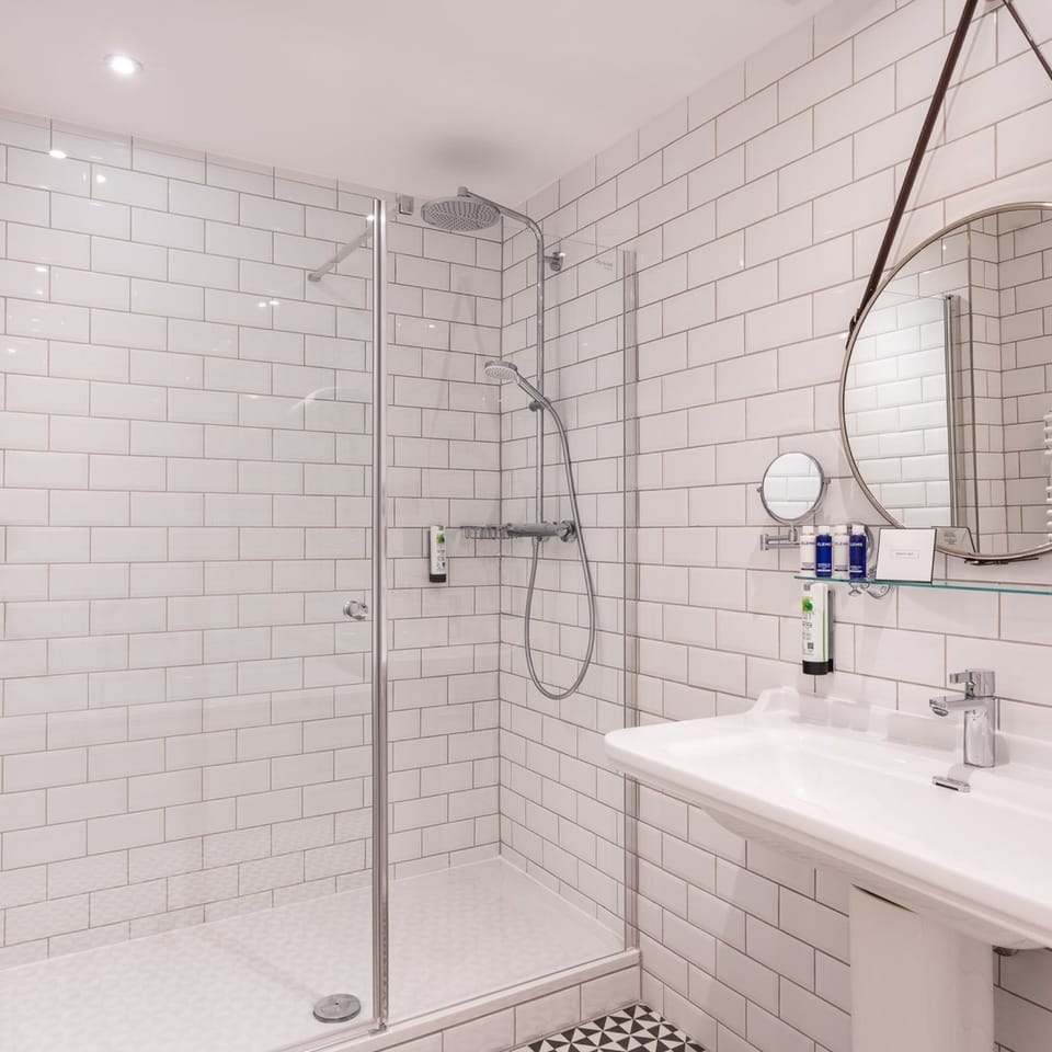 Apartment Deluxe | Bathroom | Shower, rainfall showerhead, free toiletries, hair dryer