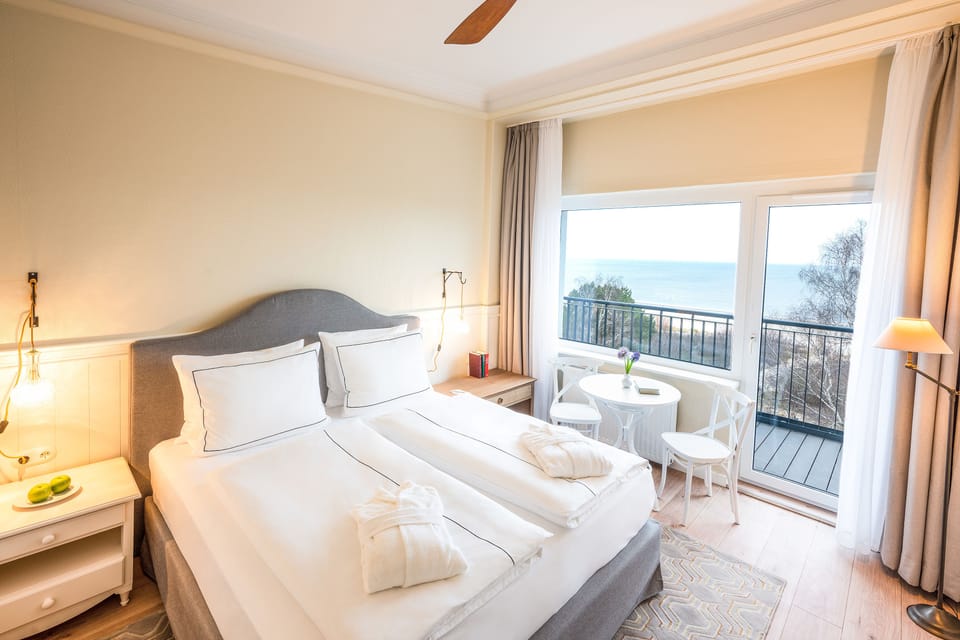 Deluxe Room with Seaview & Balcony | Hypo-allergenic bedding, in-room safe, blackout drapes, soundproofing