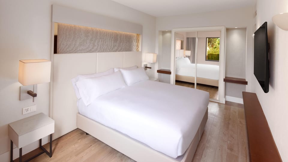 Suite, 1 Bedroom | Premium bedding, minibar, in-room safe, desk