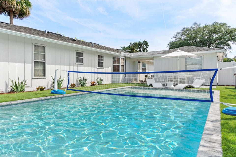Sports Pool to Enjoy Volleyball with your Friends and Family