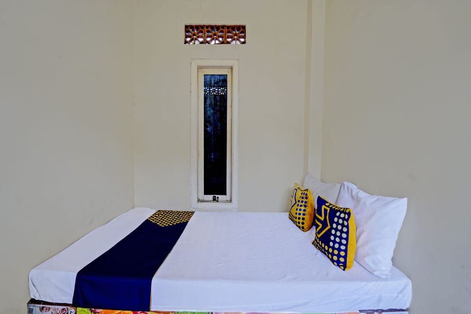 Basic Double Room | Laptop workspace, free WiFi, bed sheets