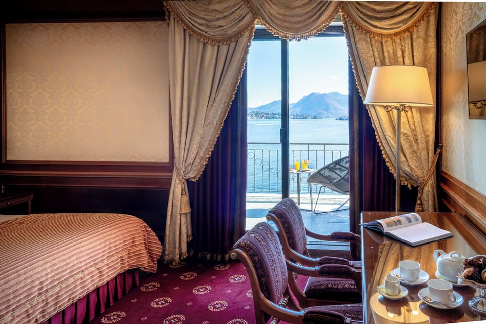 Senior Suite, lake view | Minibar, in-room safe, individually furnished, desk