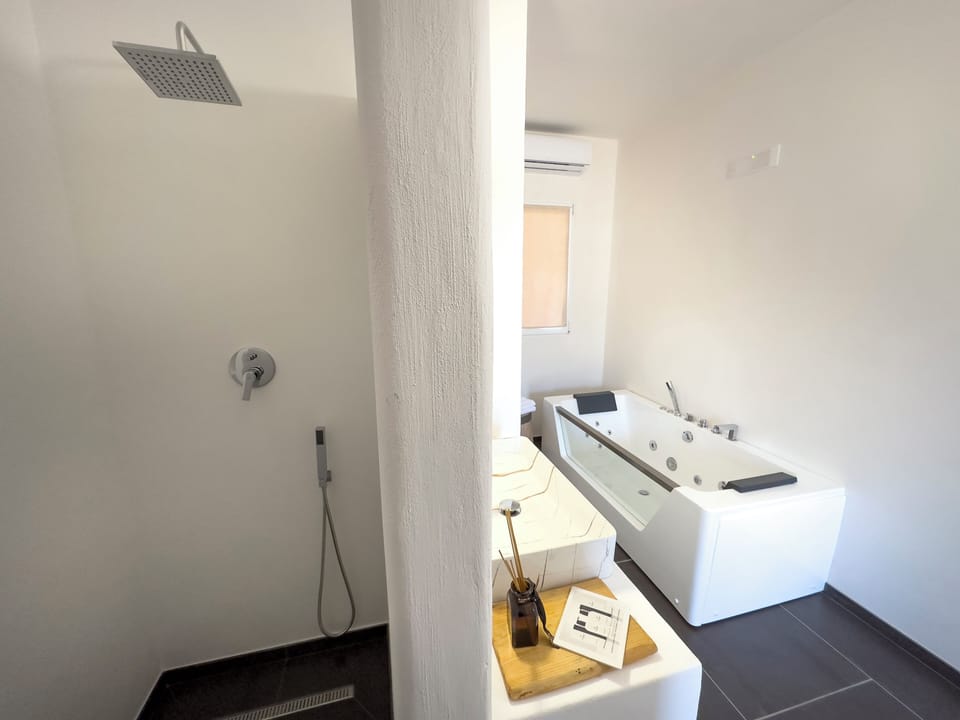 Double Room (1) | Premium bedding, minibar, in-room safe, desk