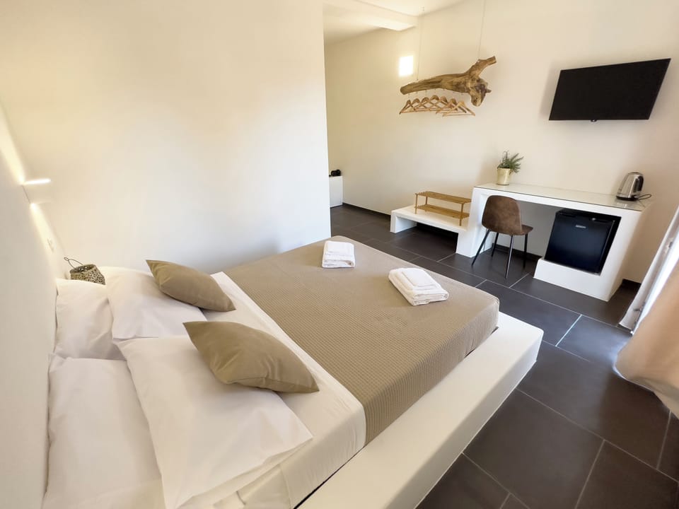 Double Room (1) | Premium bedding, minibar, in-room safe, desk