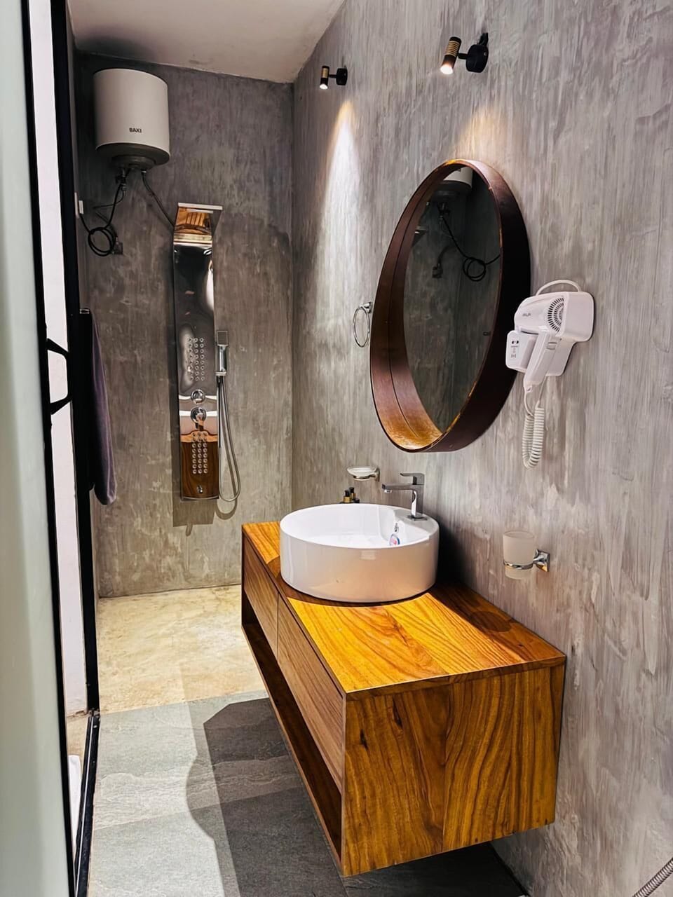Deluxe Double Room | Bathroom | Shower, hair dryer, towels, shampoo