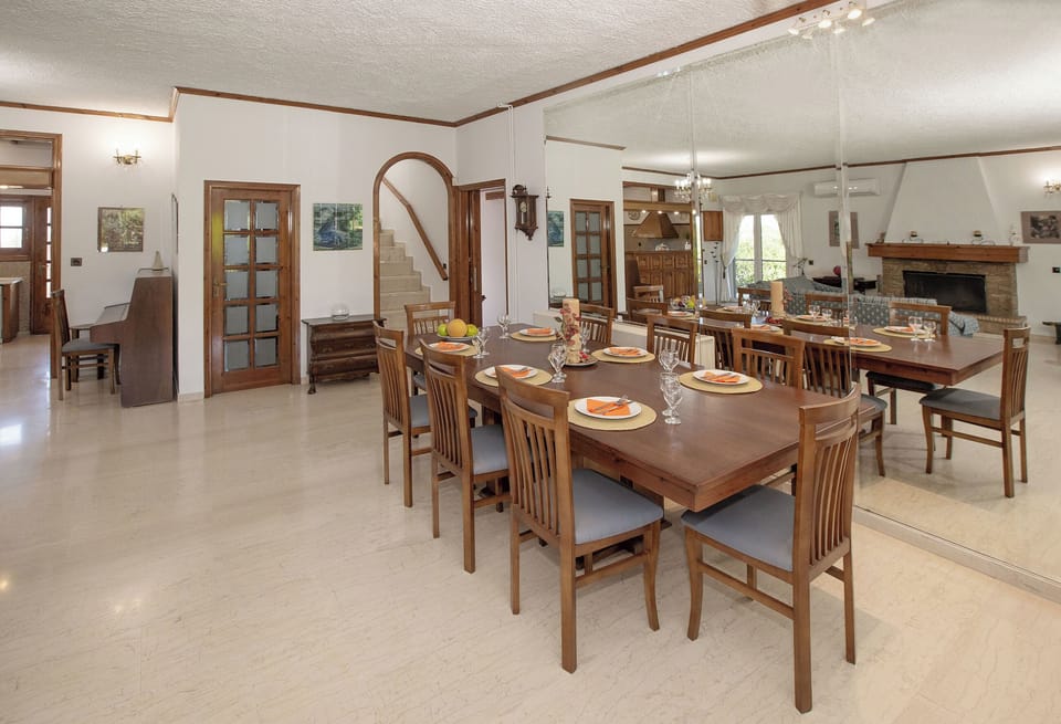 Main living room / dining table