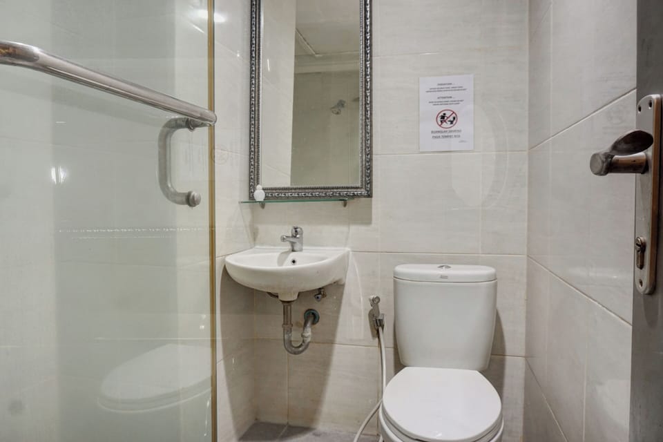 Shower, bidet, towels
