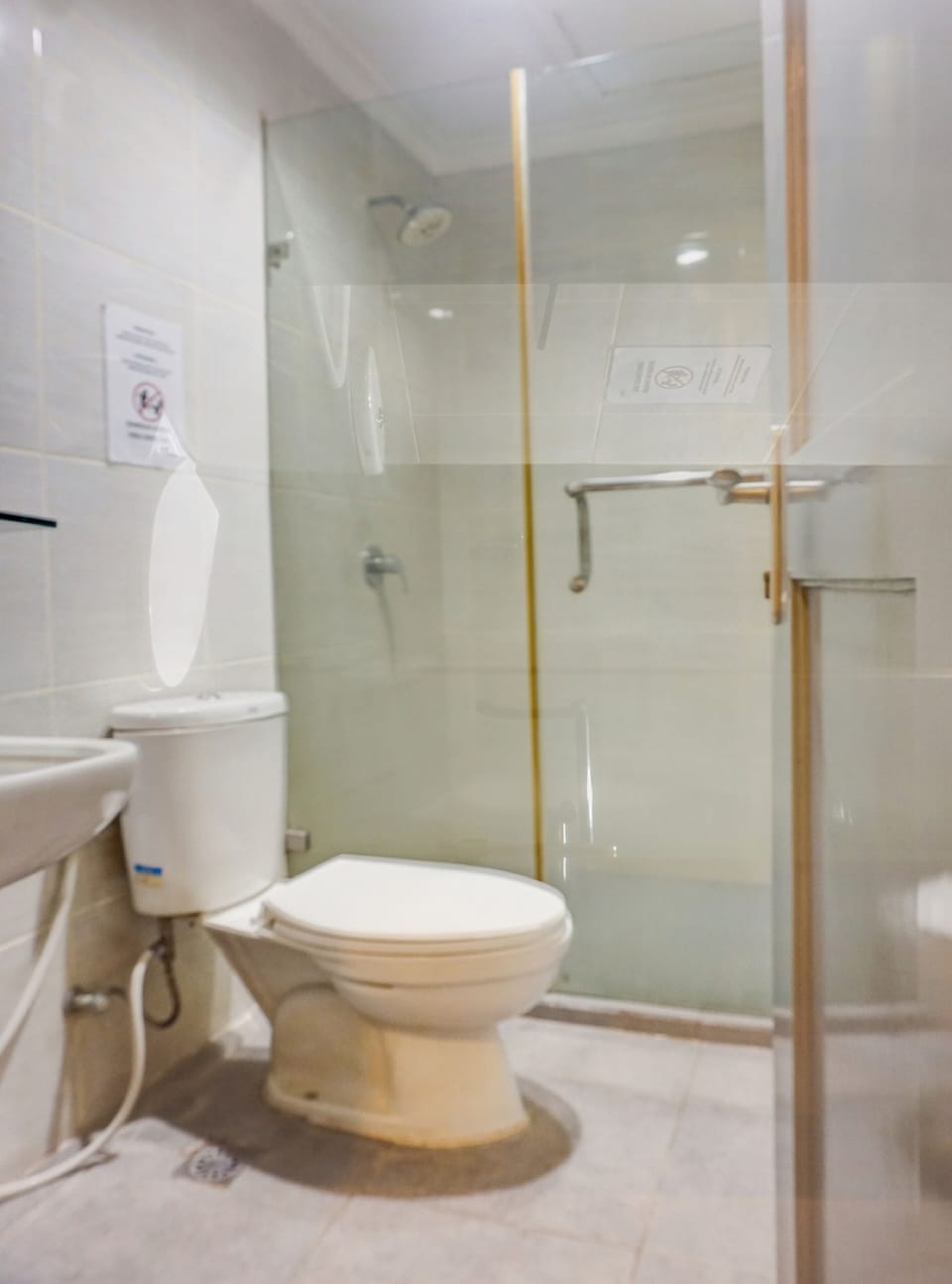 Shower, bidet, towels