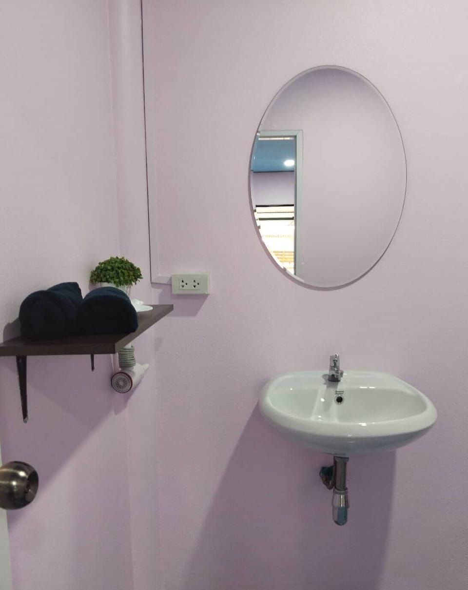 Deluxe Twin Room | Bathroom | Free toiletries, hair dryer, slippers, towels