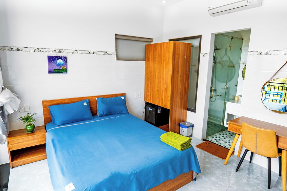 Desk, soundproofing, free WiFi, bed sheets